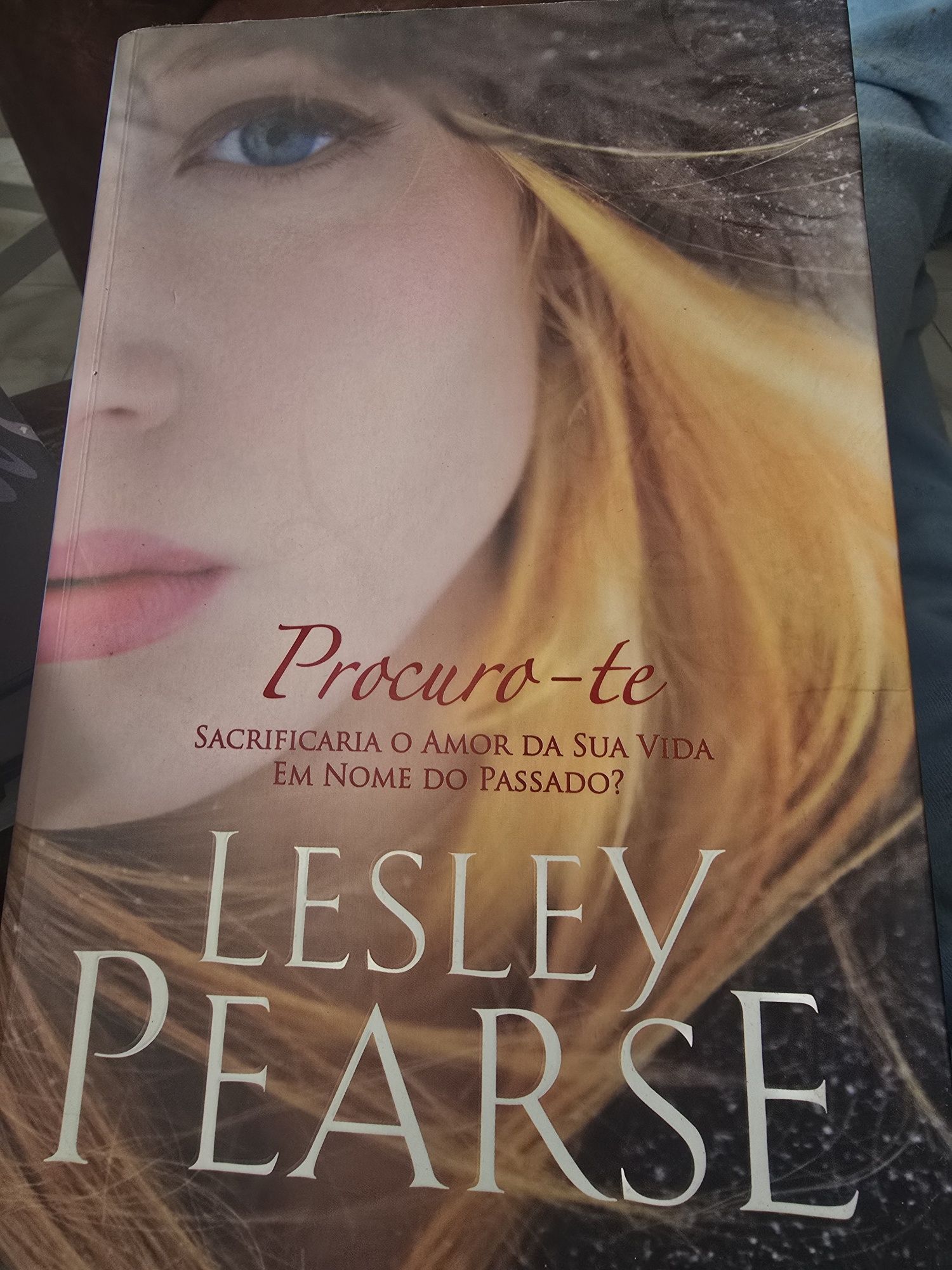 Livro "Procuro-te"