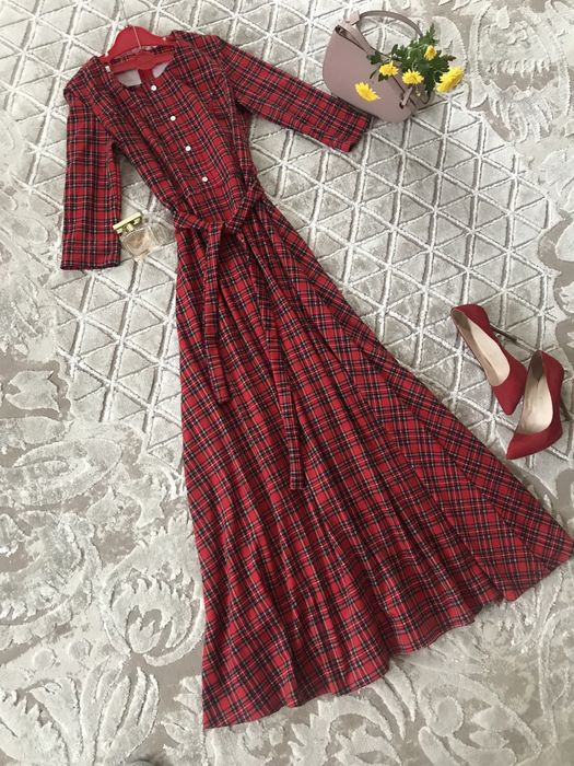 Красива тепла сукня,насиченого кольору,розмір с-м,стан ідеальний