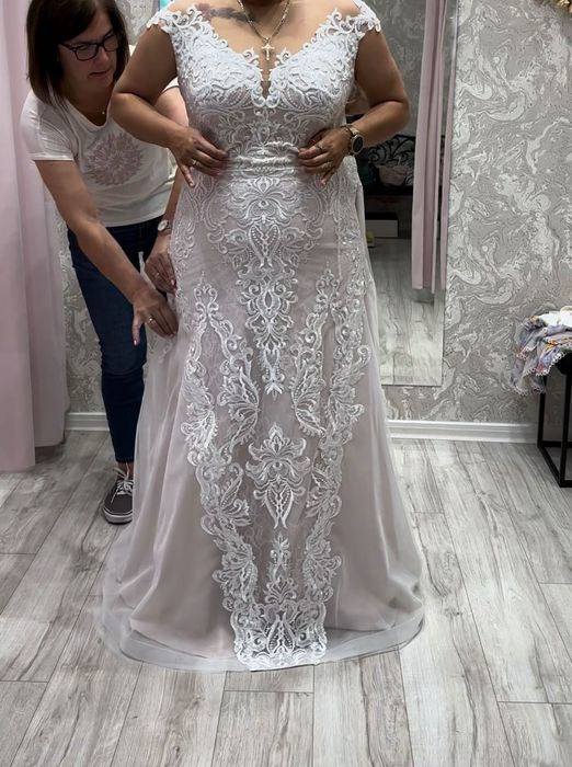 Piękna suknia ślubna z przepięknym 65cm trenem