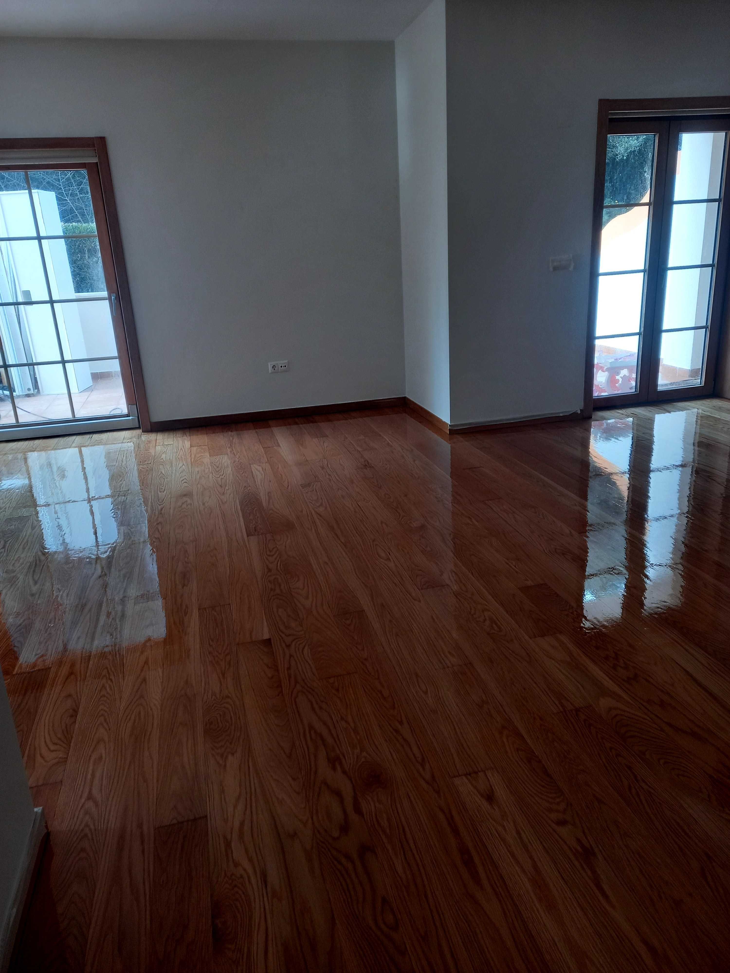 Afagamentos e acabamentos em madeiras, envernizamento em pavimentos