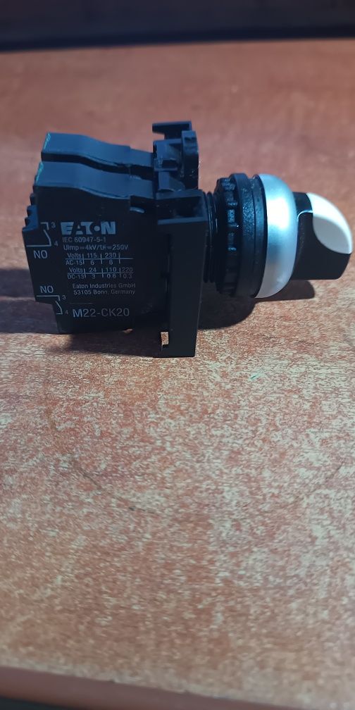 Przełącznik 1Z 2 położenia M22-WRK + 2xStyk pomocniczy 2Z M22‑CK20