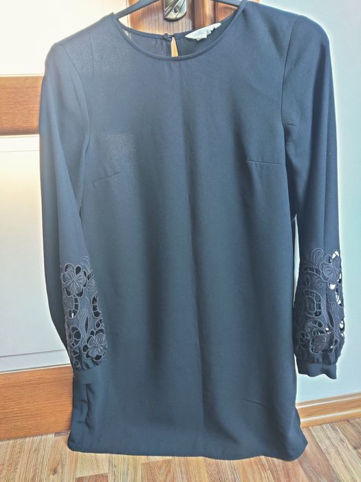 Сукня з красивими рукавами рішельє