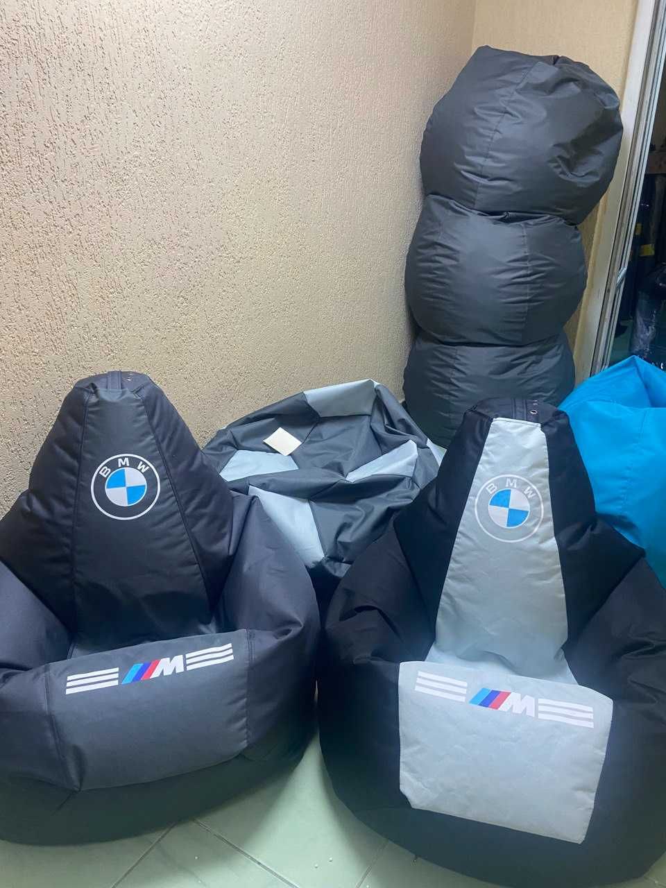 Зручне, м'яке крісло чу формі груши або м'яча