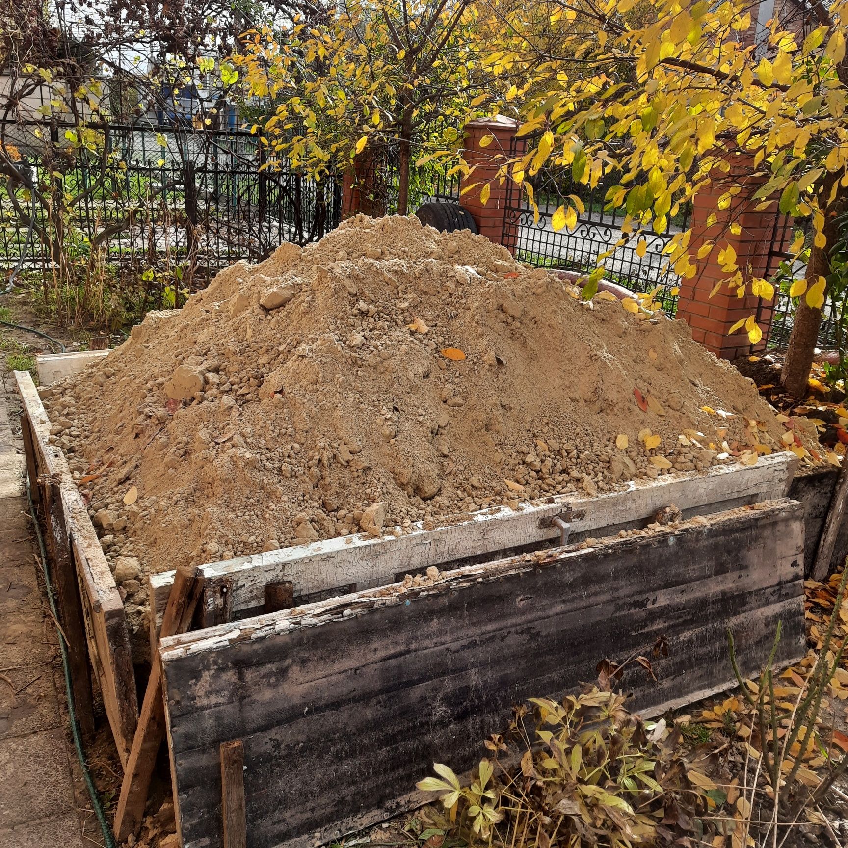 Глина (червона, суглинок, сипеться) 5+ м. куб. віддам