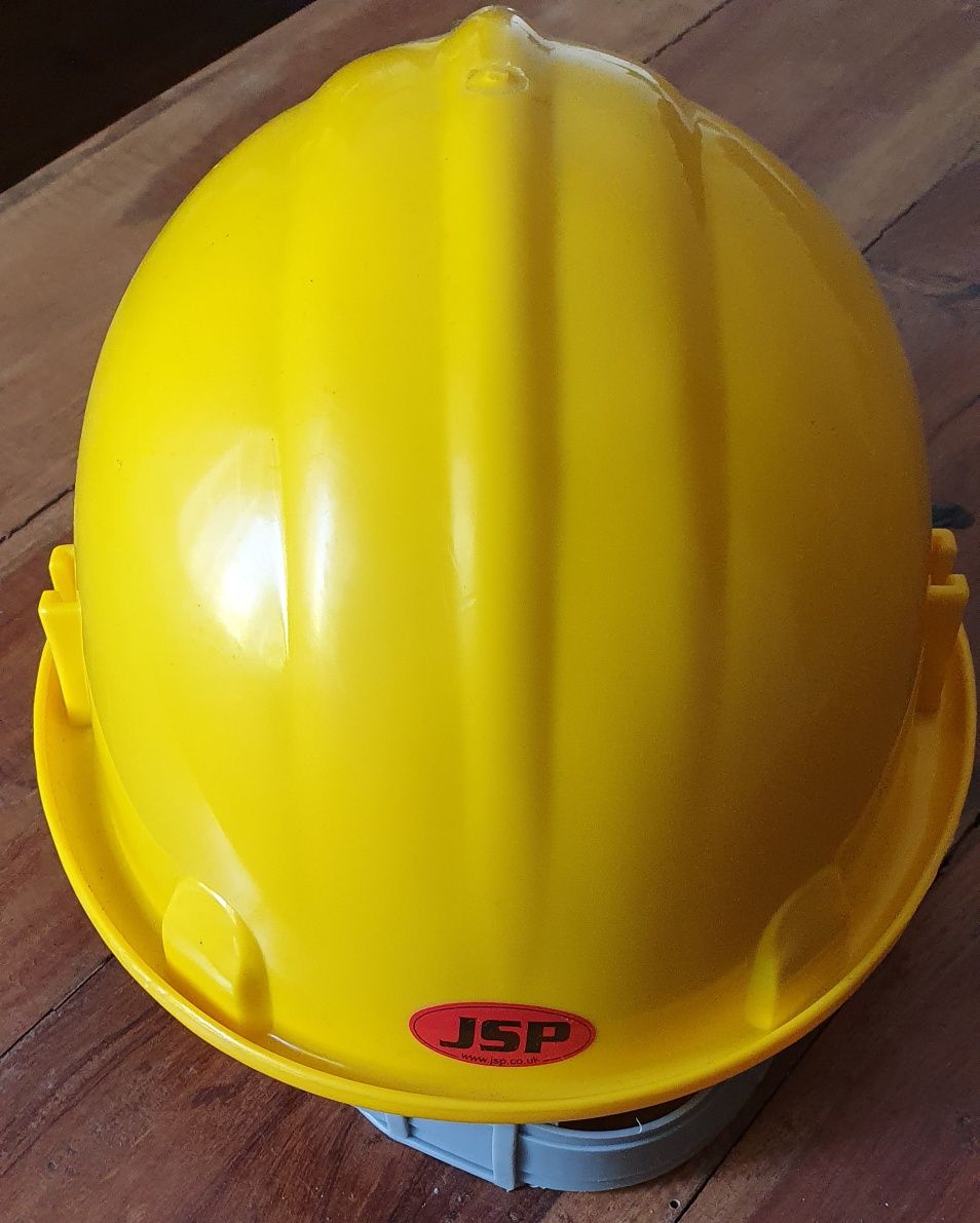 Sapatos e capacete de segurança