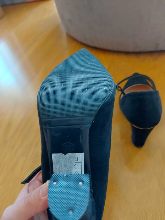 Sapato preto de cinderela com pormenor no tacão,nr 36