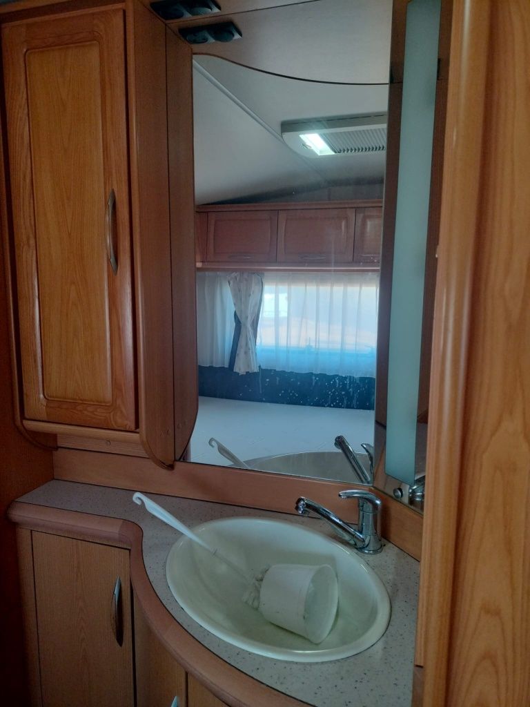 Caravana Hobby Prestige 650 UNFE ( 2 camas casal e 1 solteiro) com ava