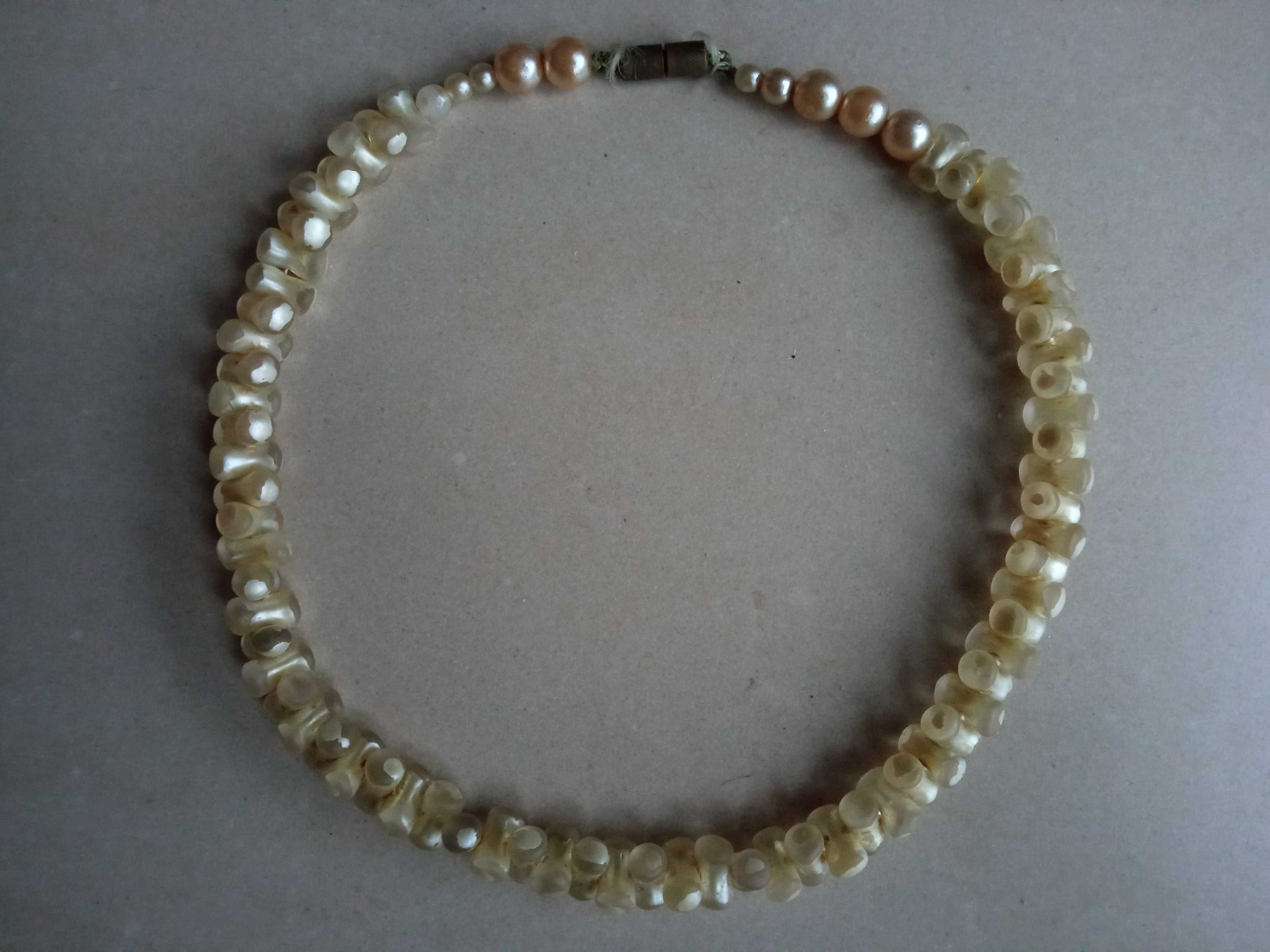Naszyjnik ecru z korali plastikowych biżuteria sztuczna