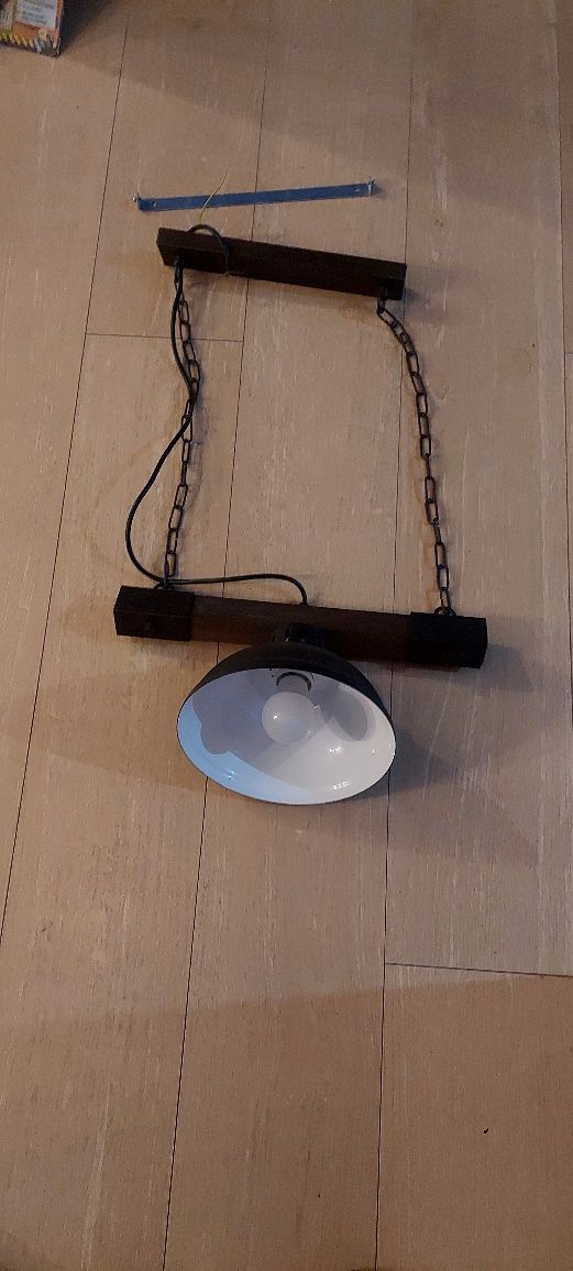 lampa brązowa vintage wisząca na drewnie