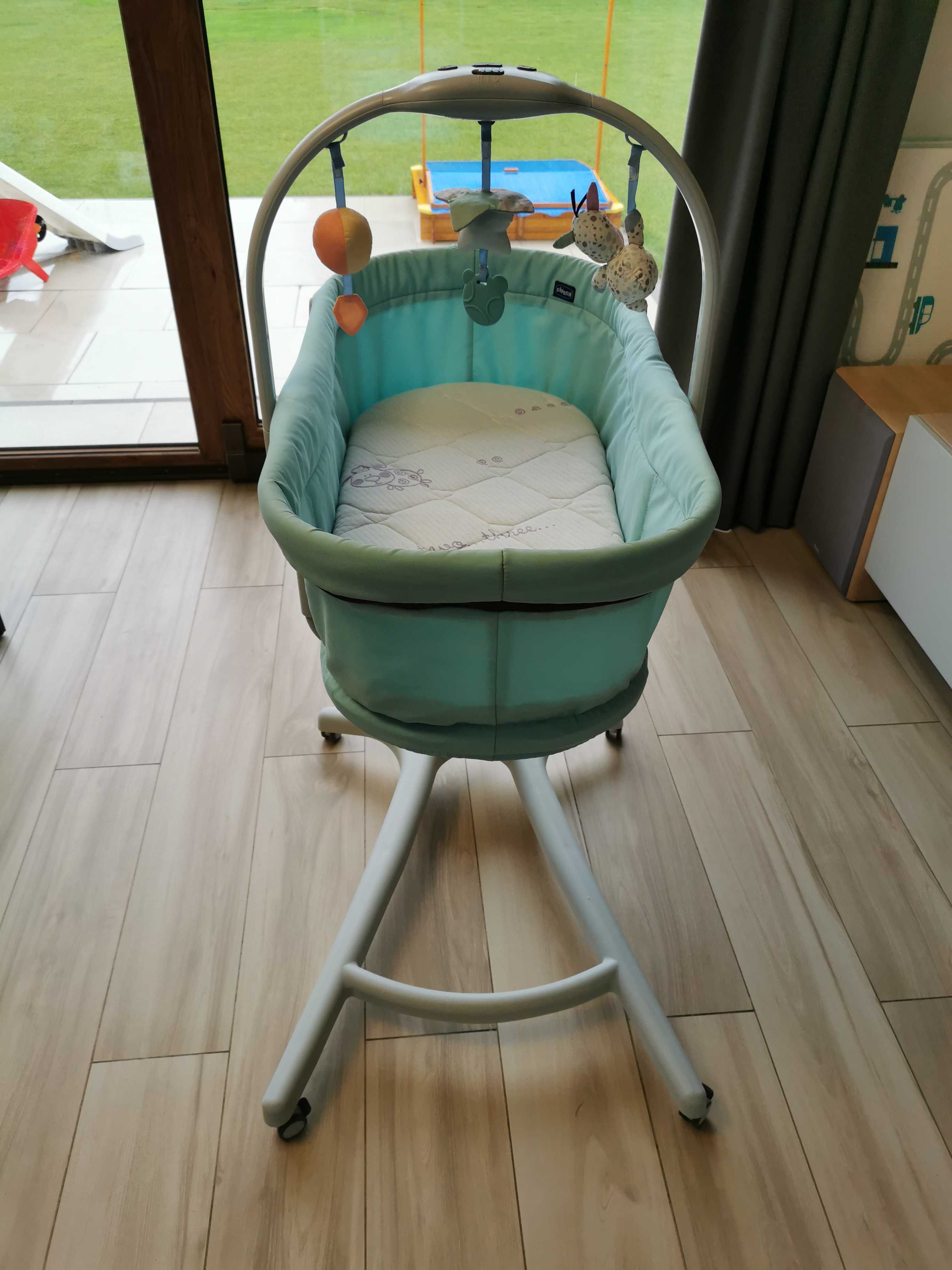 CHICCO Baby Hug 4w1 łóżeczko krzesełko z tacką i materacem