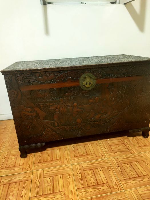 Baú antigo em madeira