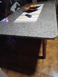 Mesa em mármore  e pés  em madeira maciça em muito bom estado.