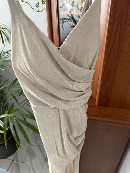 Sukienka wieczorowa mieniącą się