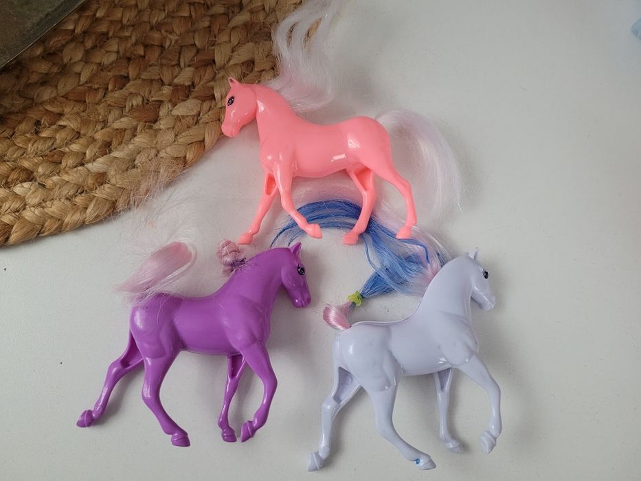 Konie koń figurka figurki 3 sztuki