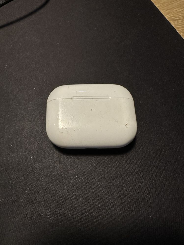 Airpods pro 1, com avaria no direito.