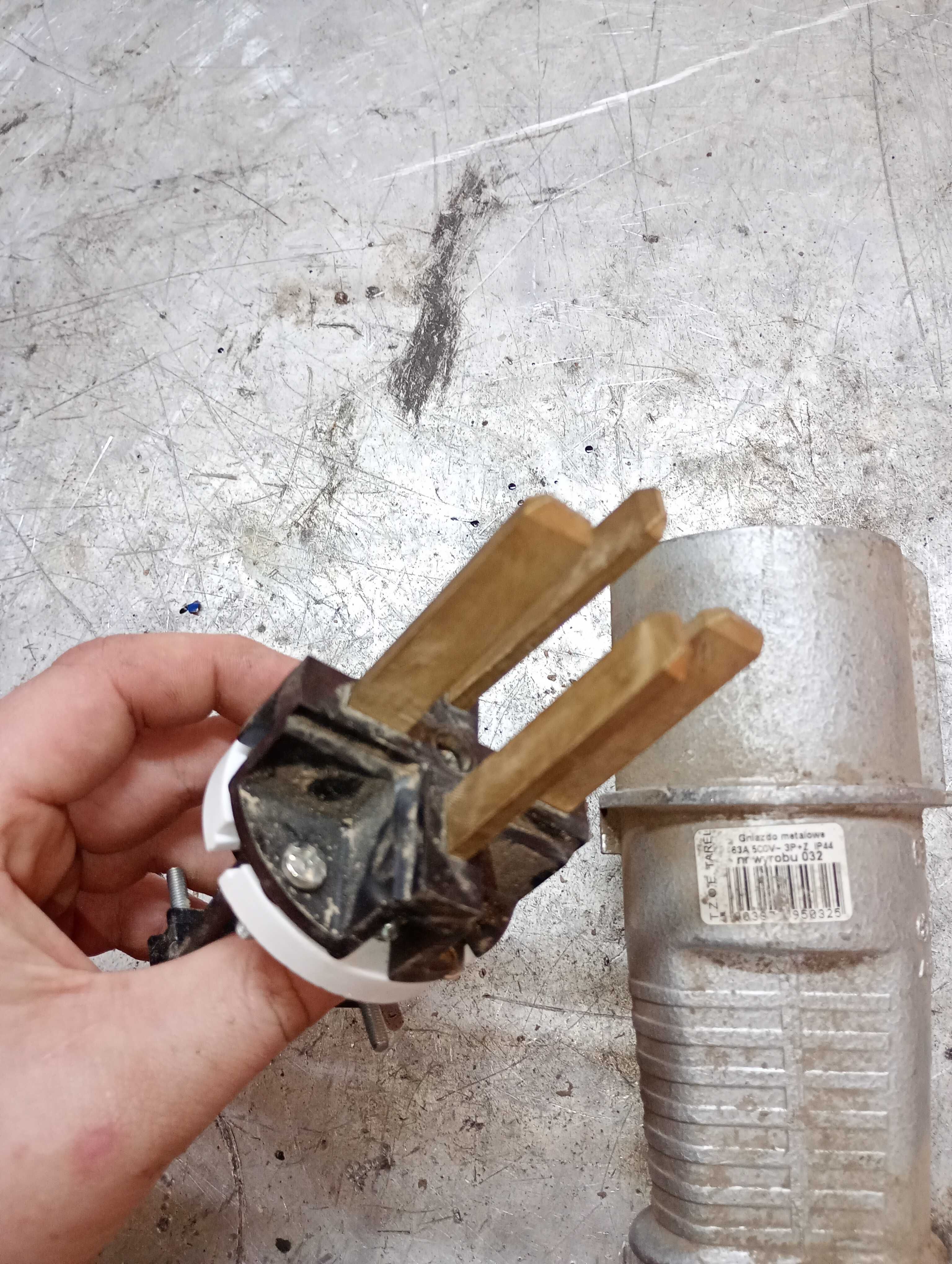 Wtyk wtyczka siłowa przenośna metalowa 63A 4P płaskie bolce 500V IP44