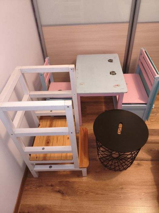 Stolik z krzesełkiem i ławką, tablica manipulacyjna, kitchen-helper
