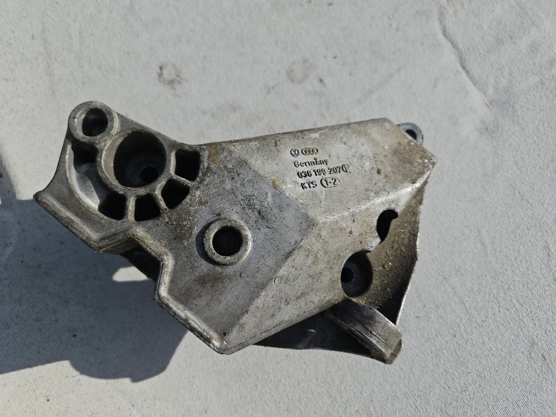 Łapa wspornik silnika VW Golf 4 IV Audi A3 8L Bora 1,9 TDI 038199207h