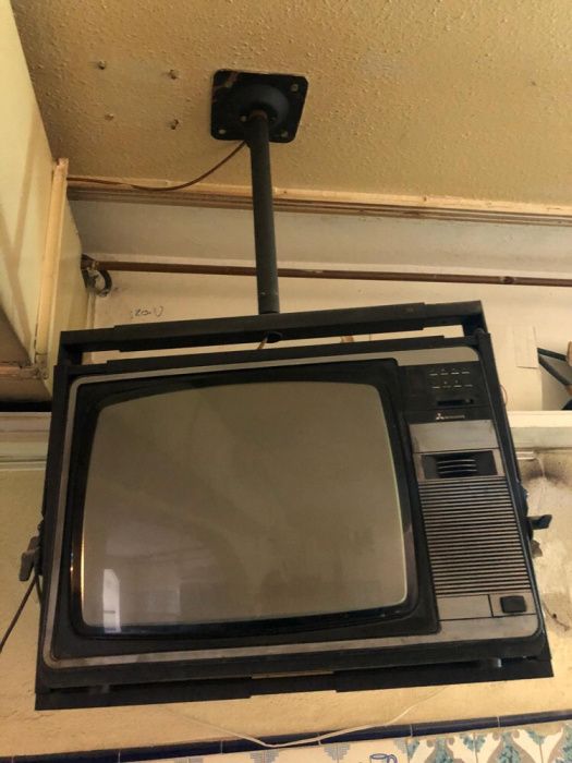 Tv antiga Mitsubishi a funcionar