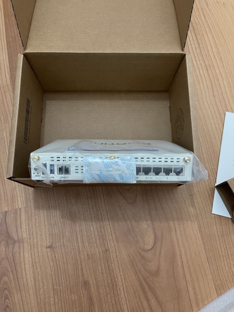 Fortigate FortiWiFi 40F (firewall/router/switch/wifi/AP) - Novo