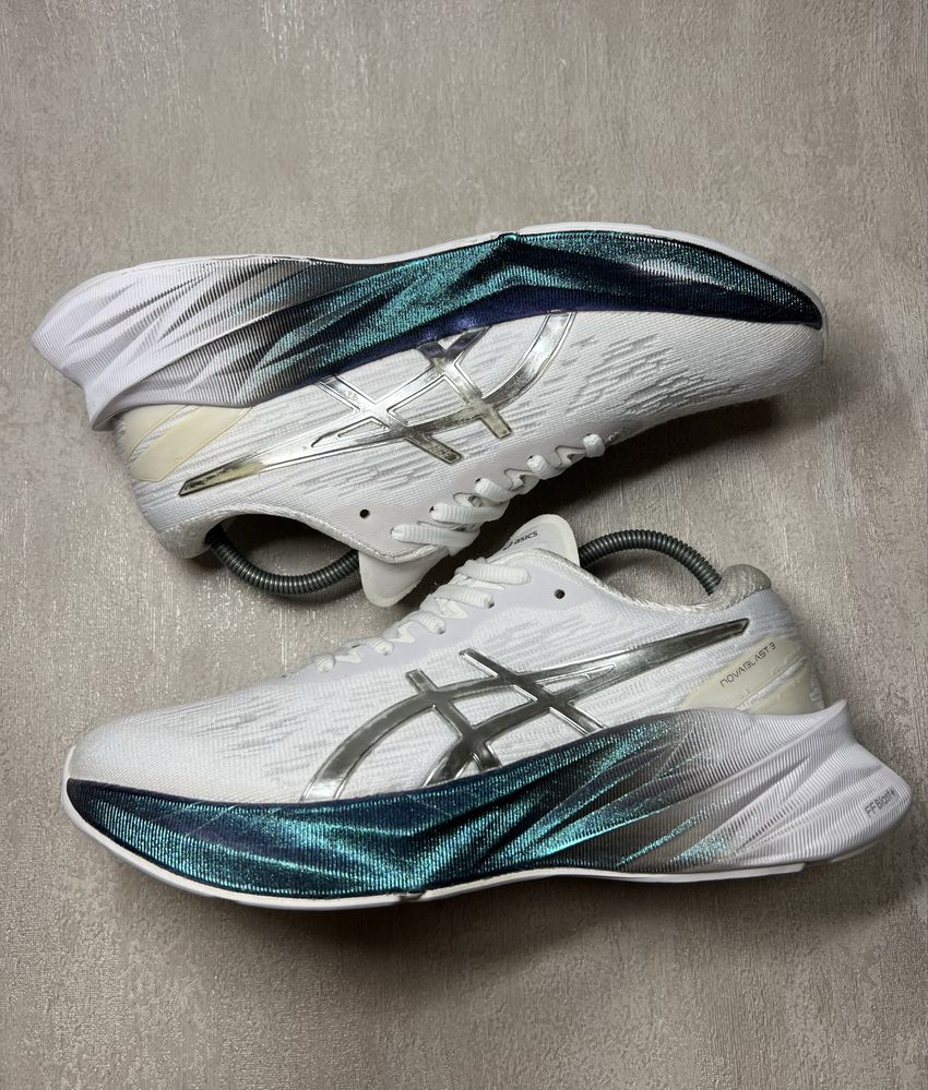Кросівки Asics Novablast 3 Platinum