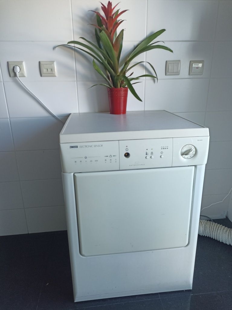 Máquina de Secar Roupa Zanussi