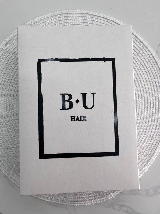 Peruka syntetyczna – krótka, w odcieniu chłodnego blondu