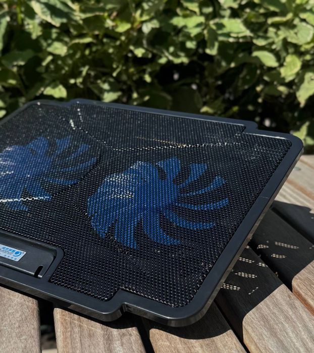 Подставка под ноутук охлаждающая с вентилятором и подсветкой