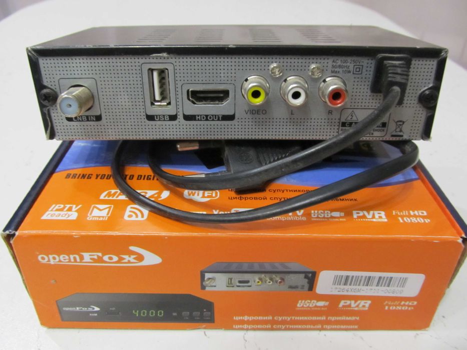 Комплект спутникового ТБ тарілка і два тюнера.