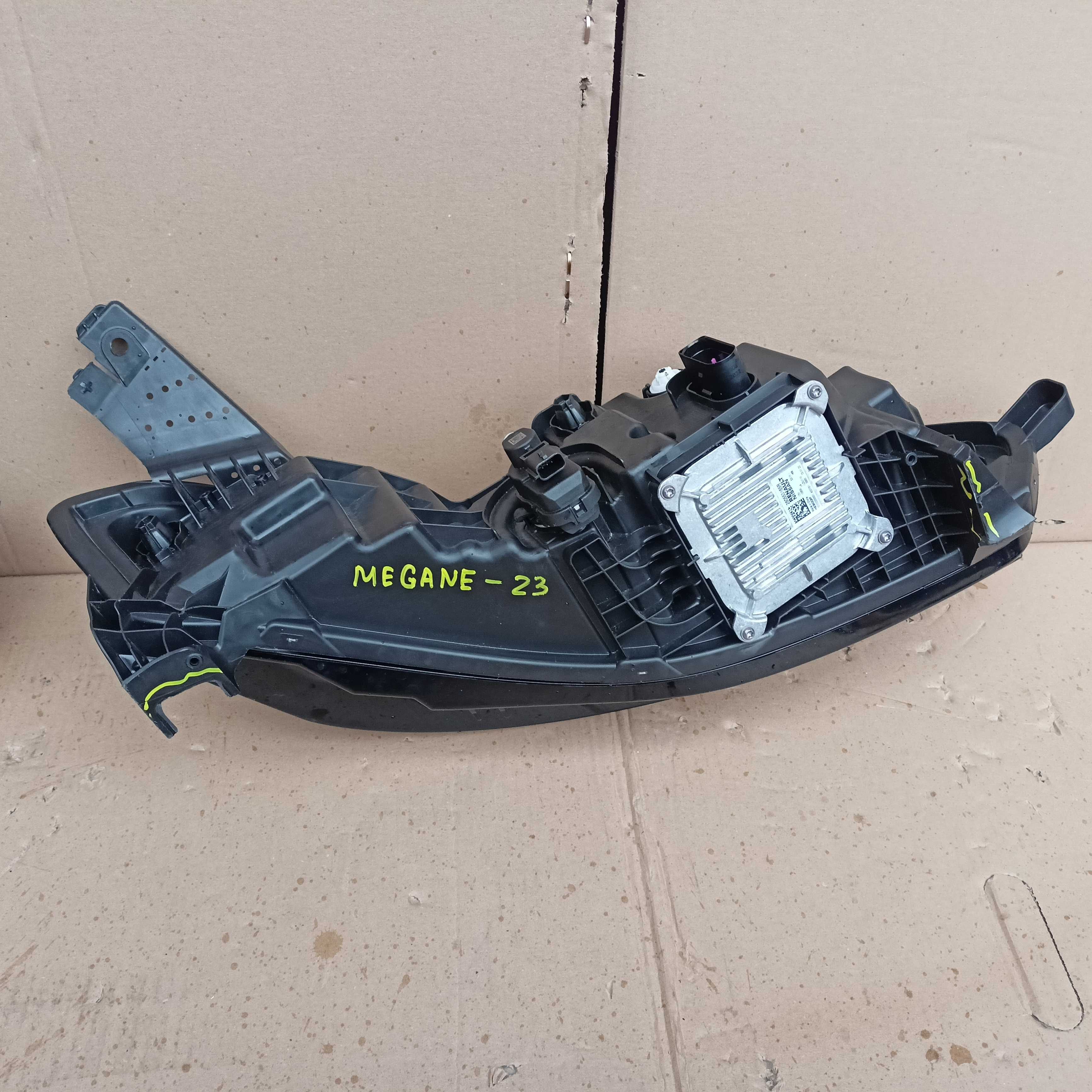 Reflektor Pure Led Vision Renault Megane V E-Tech 2023  260606,256R