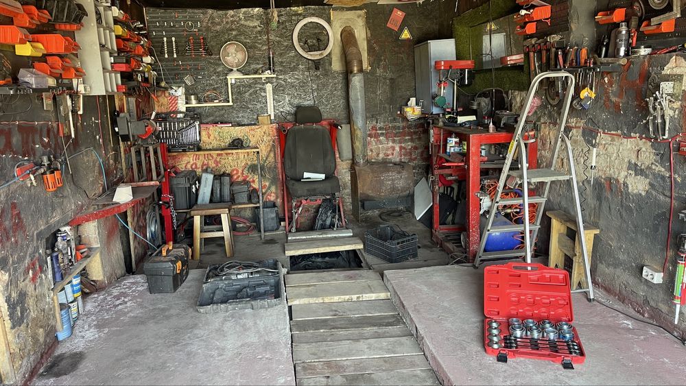 Продам гараж з інструментом під сто