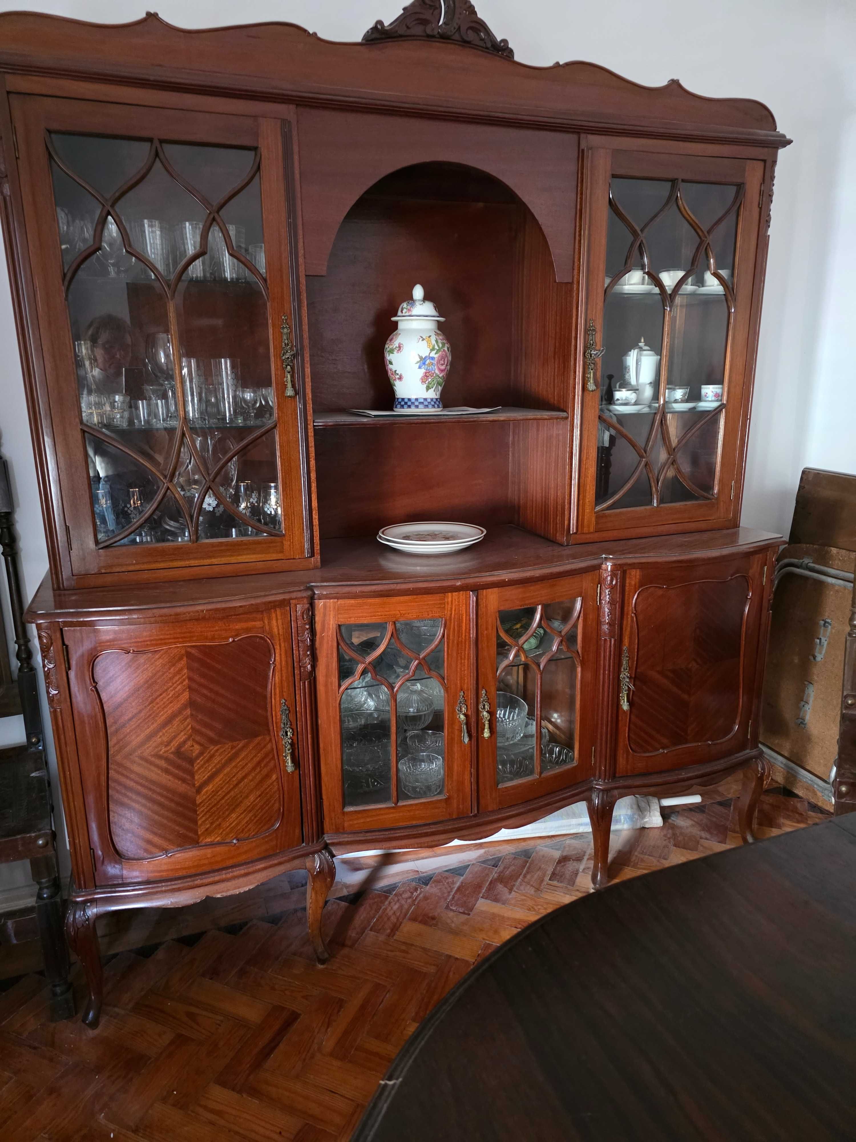 Conjunto de mesa com cadeiras e candeeiros
