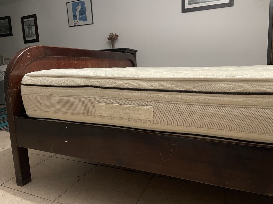 Cama madeira maçica +colchaão muito bom