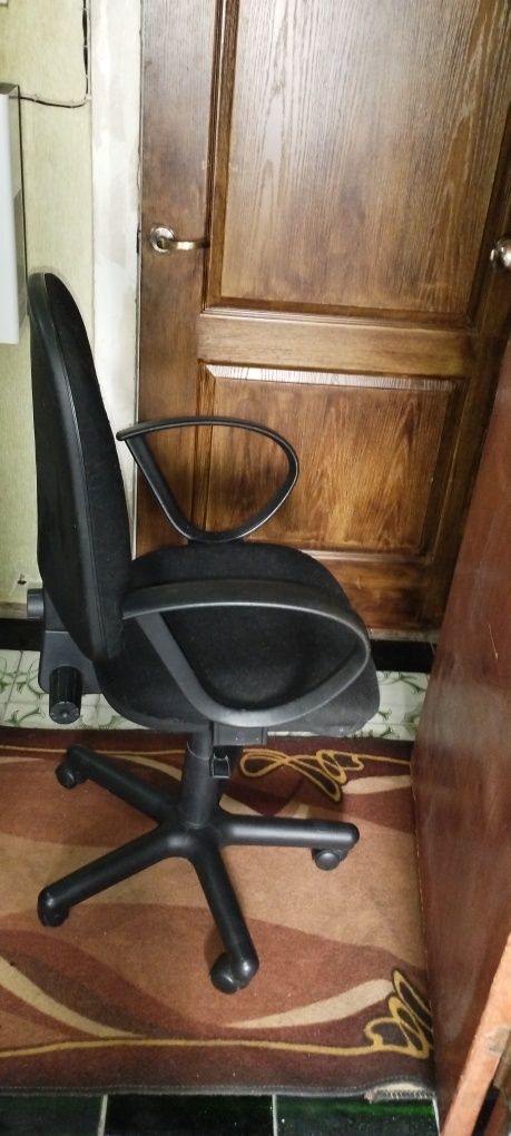 Продам стул офисный