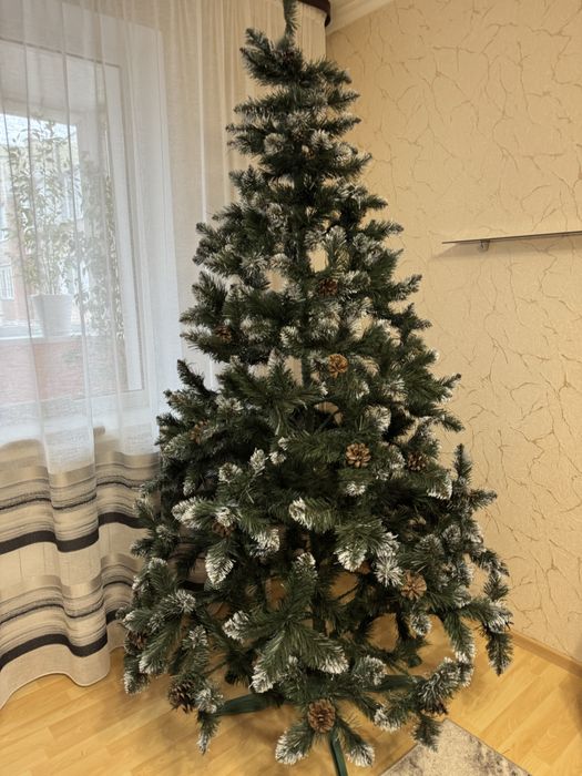 Штучна ялинка 2,2м. темно-зелена з шишками.
