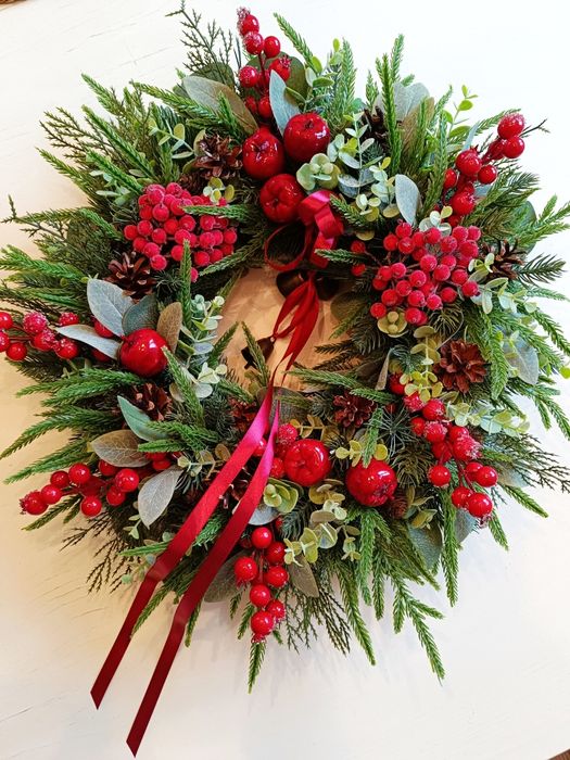 Zimowy wianek na drzwi, głóg, oszroniona jarzębina, dzwonki, jabłka