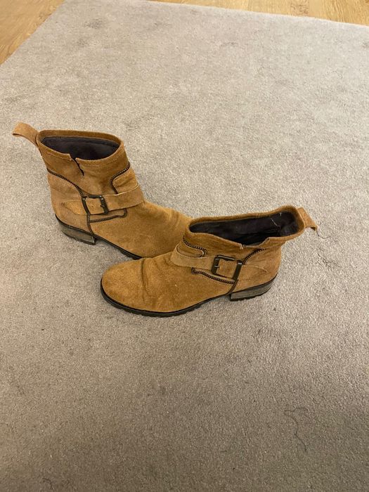Botins em camurça