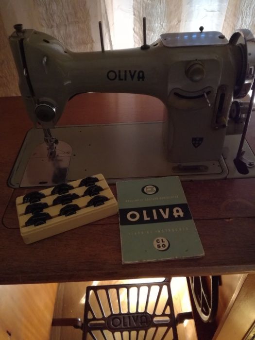 Oliva CL 50 maquina de costura e bordar, afinada a trabalhar