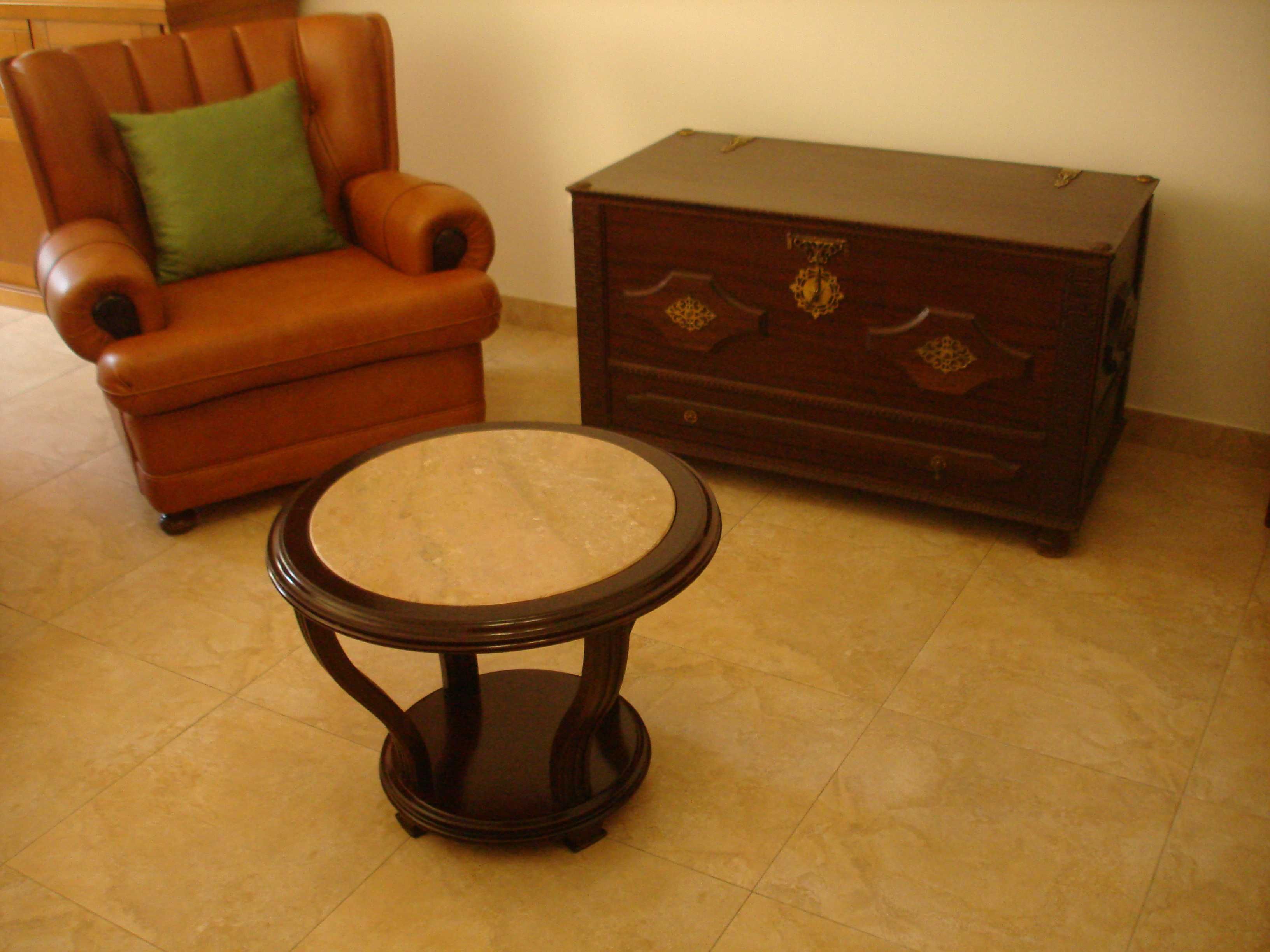 Mesas, sofás, cadeiras de sala para desocupar casa