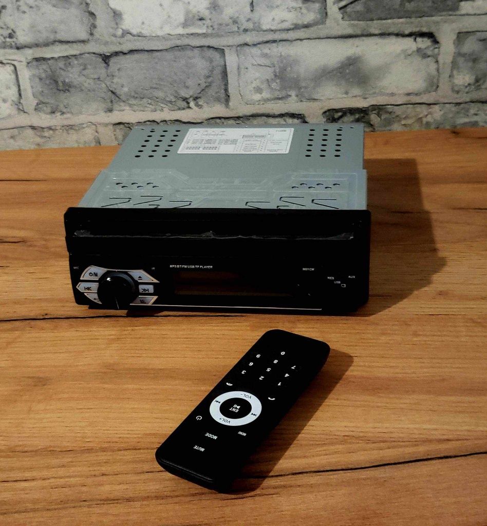 Radio z wysuwanym ekranem
