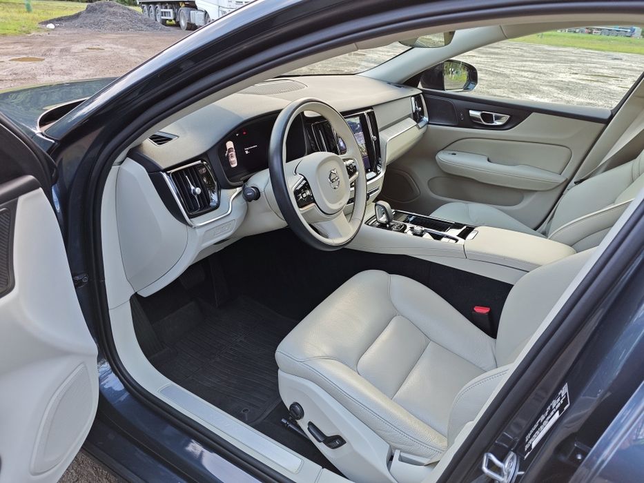 Volvo S60 T8 2023r 455 KM mocy Recharge Plug-In Hybrid Plus Dark Theme