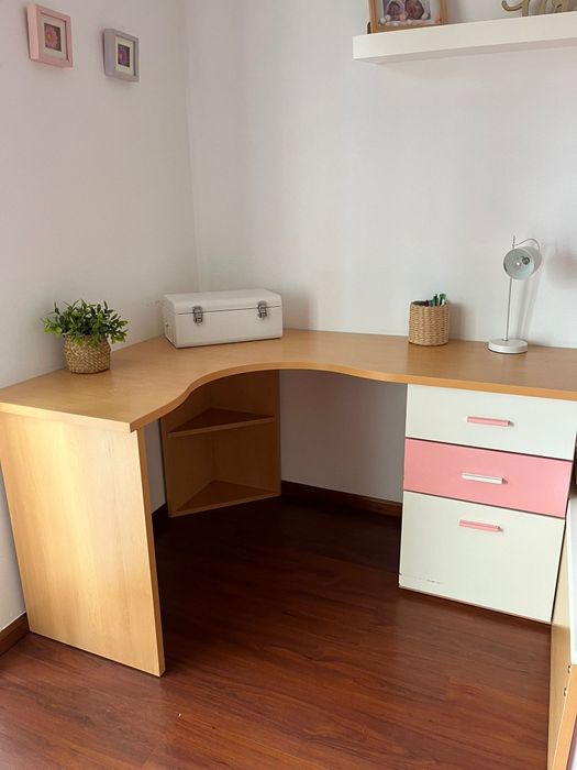 Mobília de quarto solteiro em cor natural, branco e rosa em bom estado