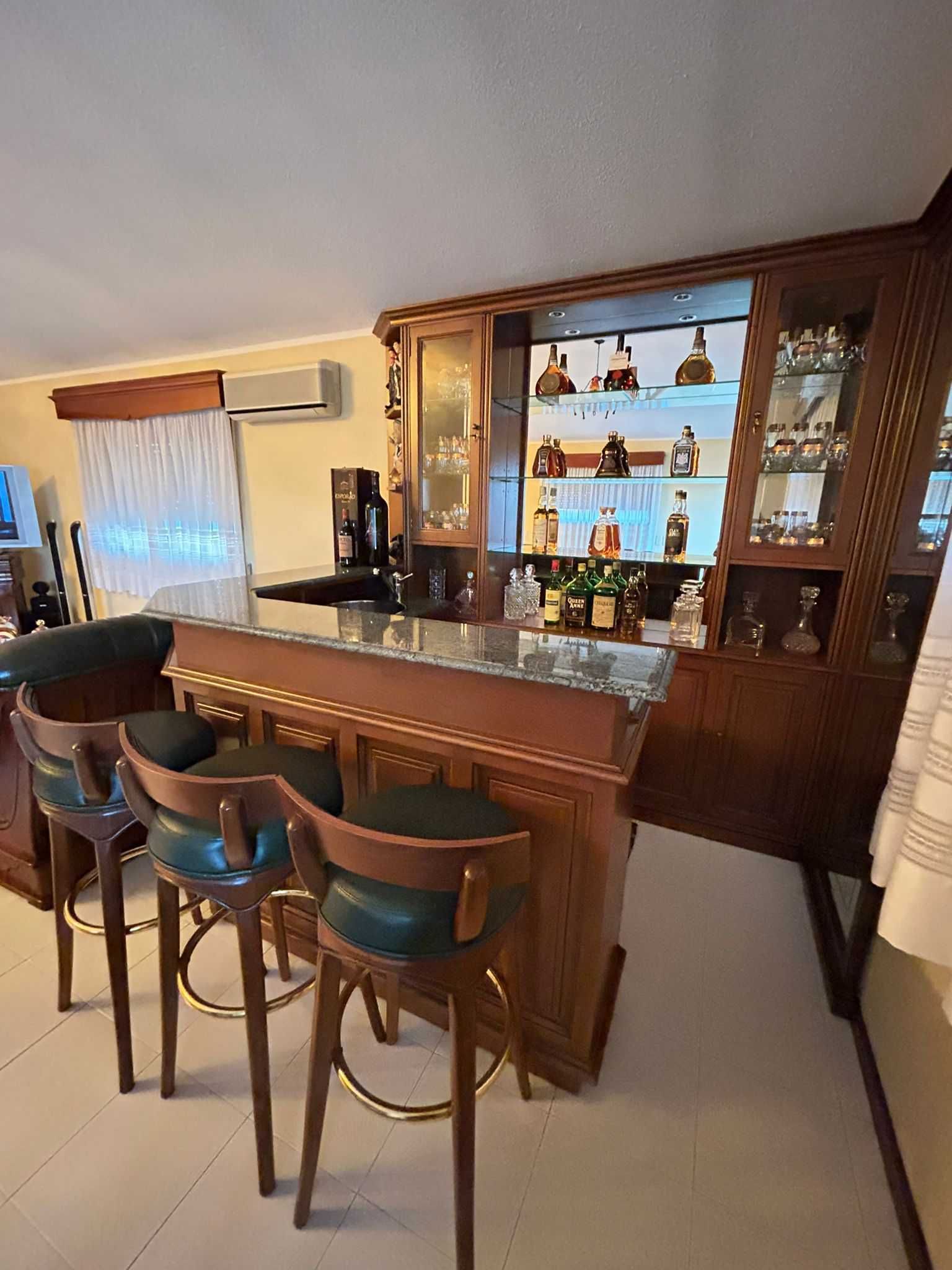 Bar Completo em Madeira Maciça com Bancada em Pedra