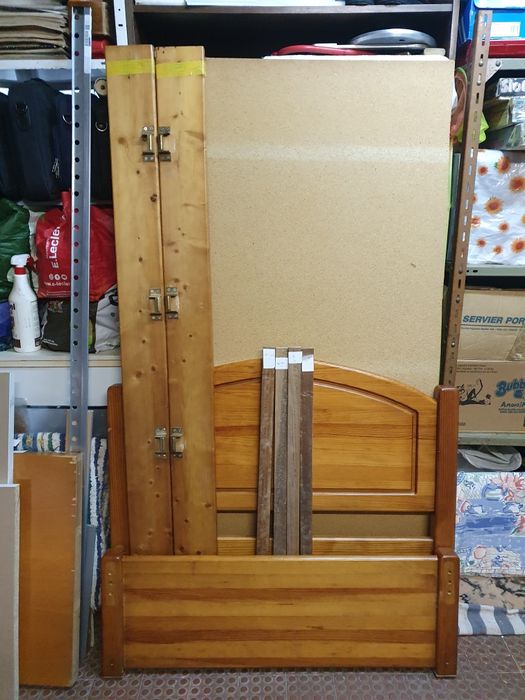 Cama de solteiro, em boas condições.