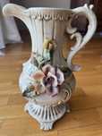 Elegancki włoski wazon ceramiczny z kwiatowym motywem Capodimonte