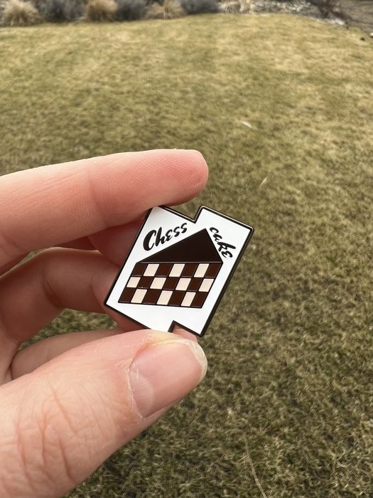 Пін значок «Ческейк»,подарунок шахи