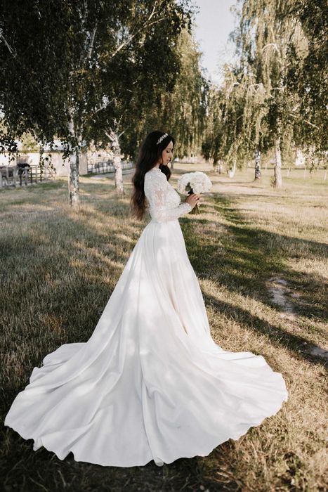 Королівська весільна сукня S-M зі шлейфом, який може трансформуватись