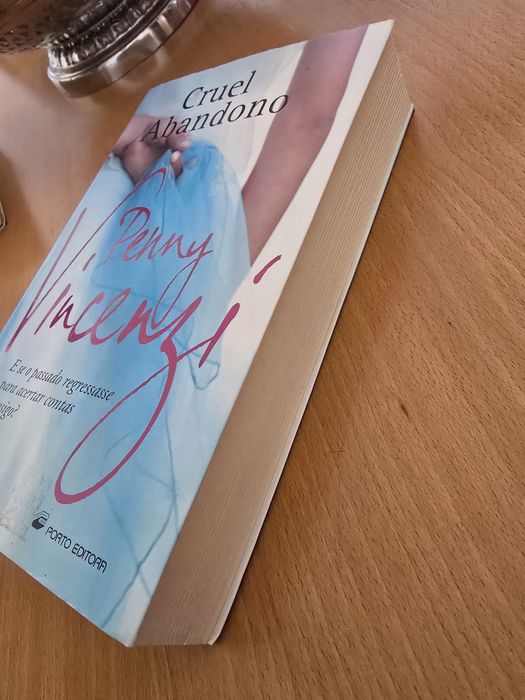 Livro Cruel Abandono de Penny Vincenzi.