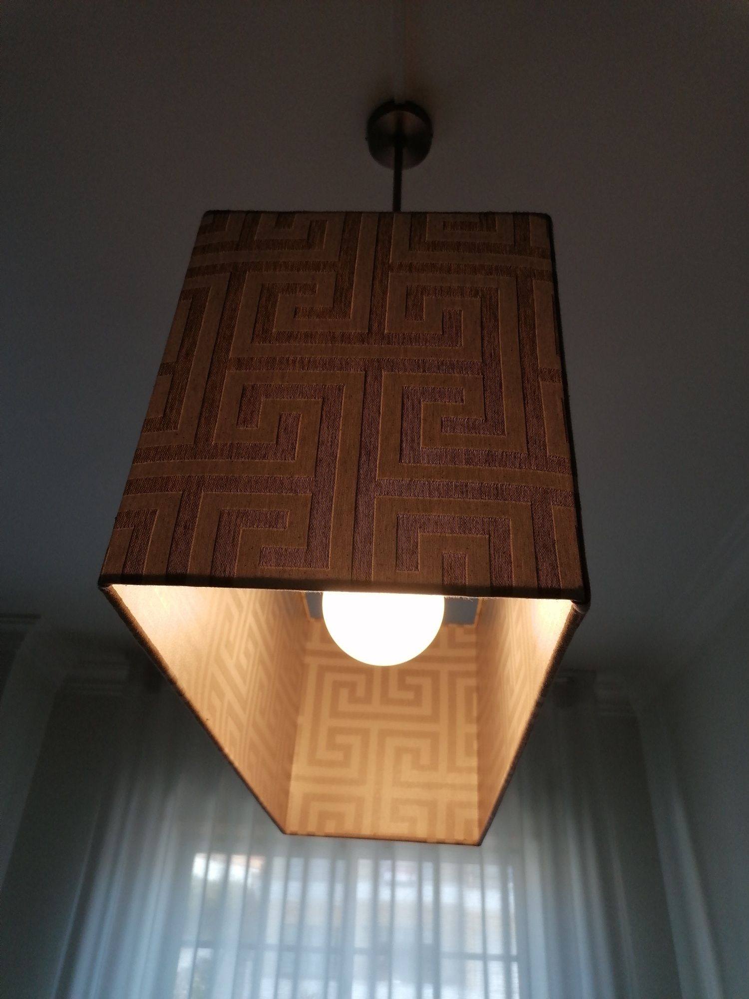 Candeeiro de teto para sala de jantar ou cozinha.