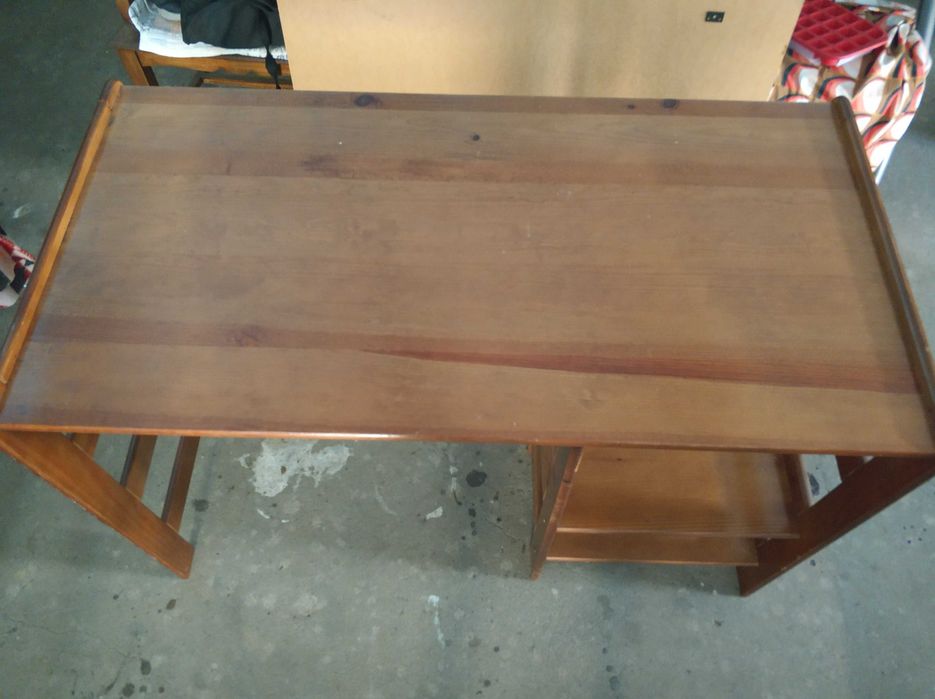 Secretária em madeira maciça com estante